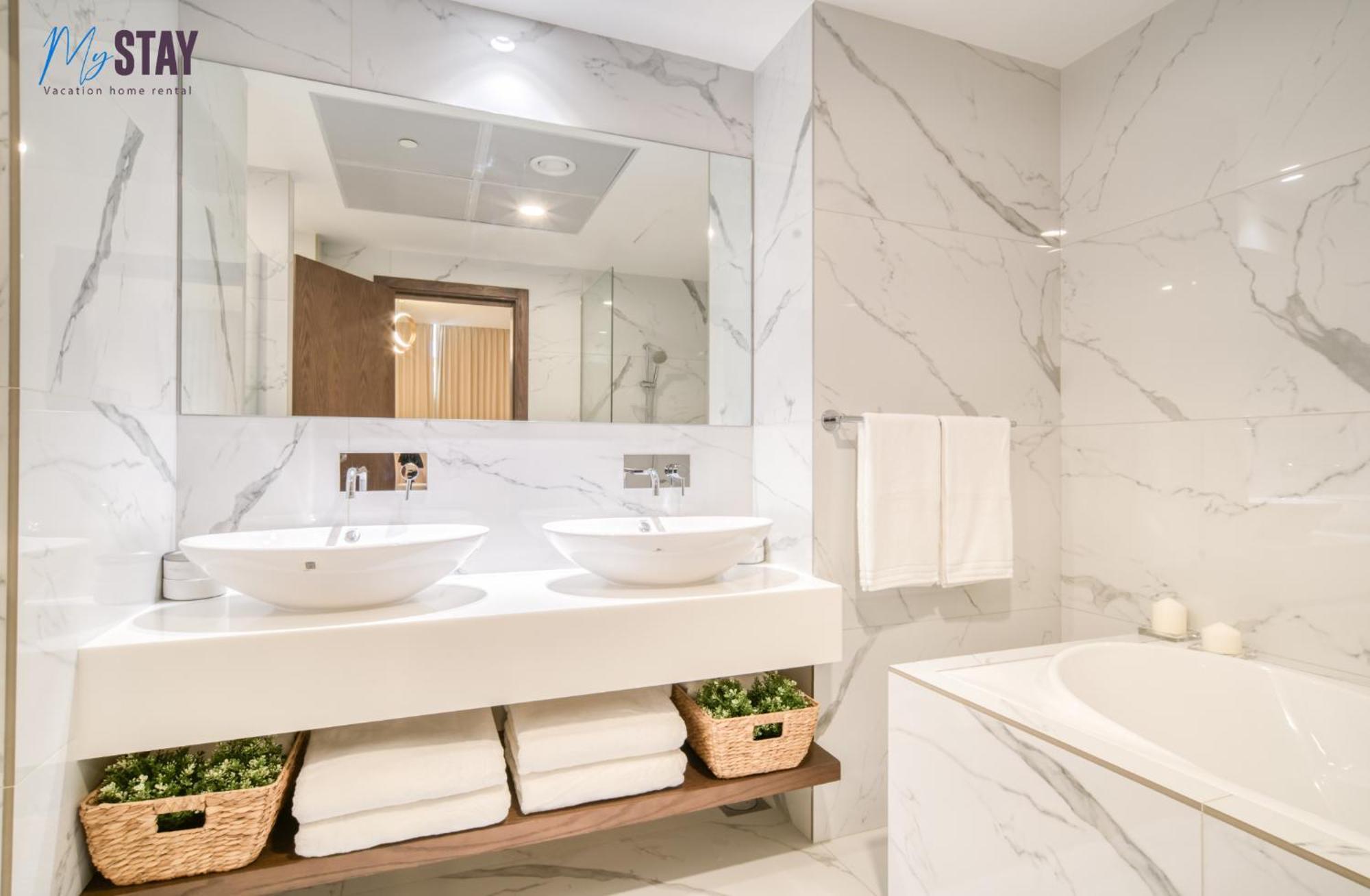 Spectacular 4bdr With Jacuzzi Apartment *